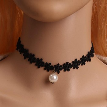 Ras-the-neck in lace with pearl