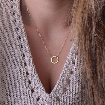 Collier doré avec pendentif rond